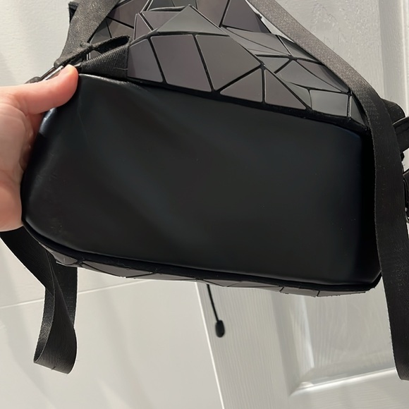 Roomy luminous geometric backpack - Picture 3 of 4